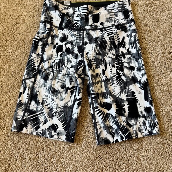 NWT Calvin Klein Women's High Rise Size S Abstract Exercise Shorts Compression - Picture 1 of 8